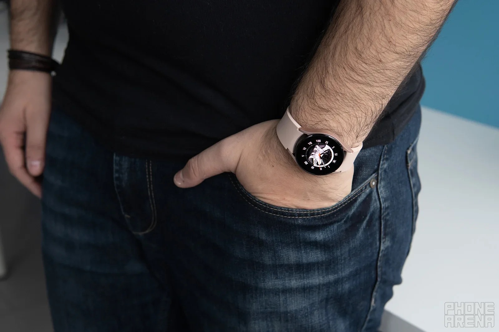 Zdjęcie z testów: Samsung Galaxy Watch 4 Classic na nadgarstku – kultowy fizyczny obrotowy pierścień po czterech latach od premiery